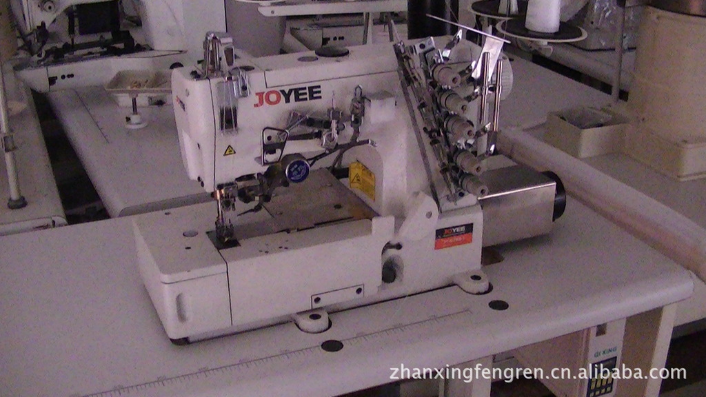 其特征在于还包括上轴、柔性带