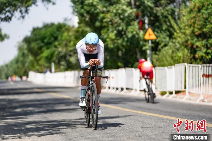 2025中国公路自行车联赛陕西礼泉站开赛：袁家村