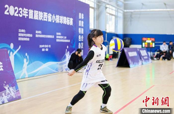 古城冬日里小排球之花在校园赛场绽放