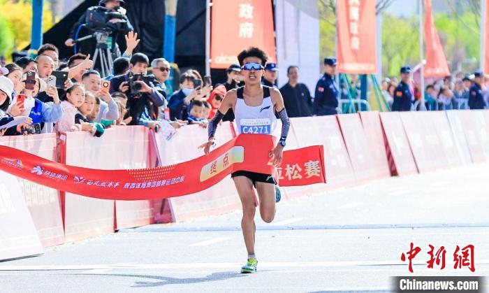 秧歌腰鼓齐声助威，万名跑者竞逐延安新区马拉