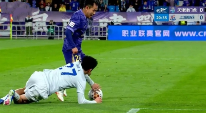 中超焦点战裁判争议判罚致申花逆转